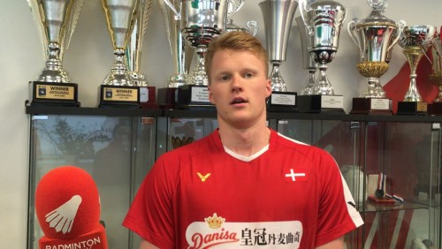 中间还隔着 中间还隔着